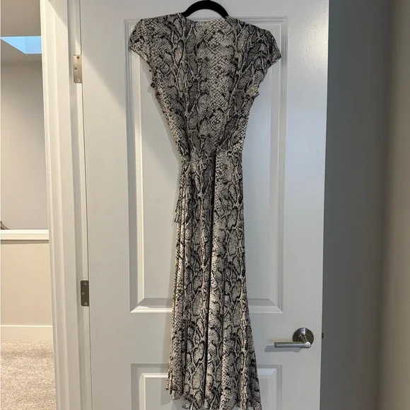 Elegant Snake Print Wrap Dress - Picture 5 of 8